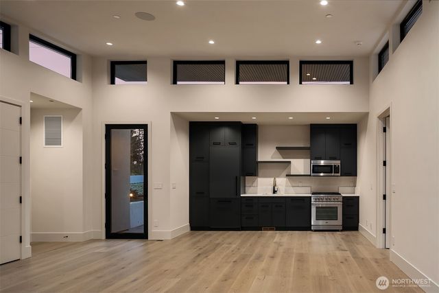 8024 NE 8th St, Medina, WA 98039