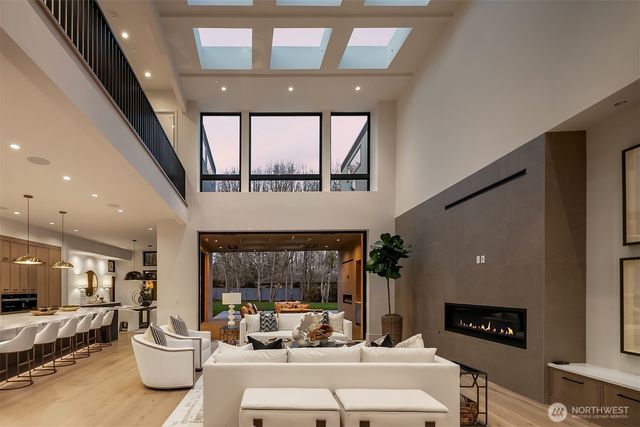 8024 NE 8th St, Medina, WA 98039