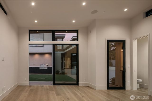 8024 NE 8th St, Medina, WA 98039