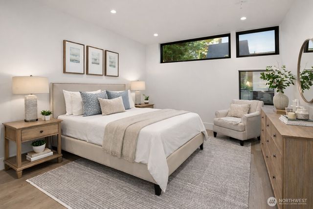 8024 NE 8th St, Medina, WA 98039