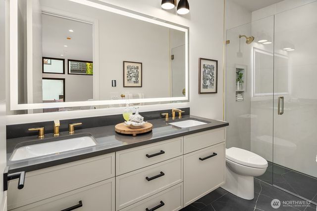 8024 NE 8th St, Medina, WA 98039