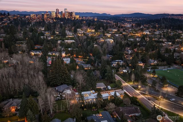 8024 NE 8th St, Medina, WA 98039