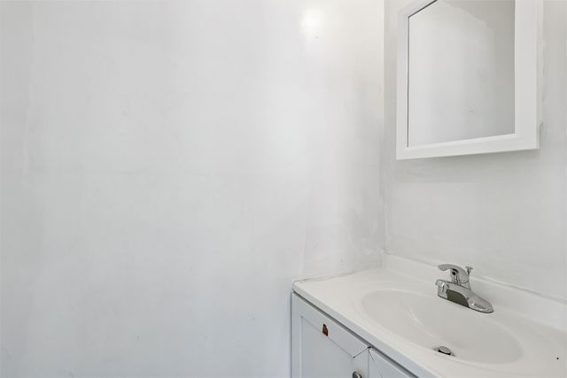 2210 University Avenue, Des Moines, IA 50311