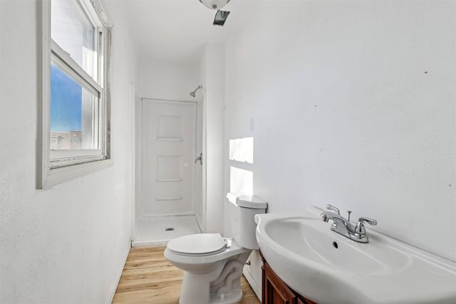 2210 University Avenue, Des Moines, IA 50311