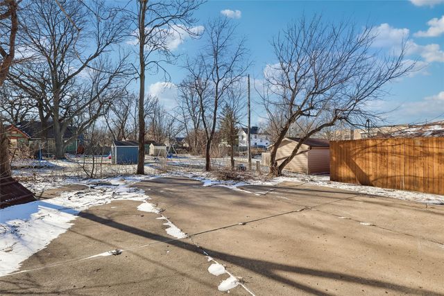 2210 University Avenue, Des Moines, IA 50311