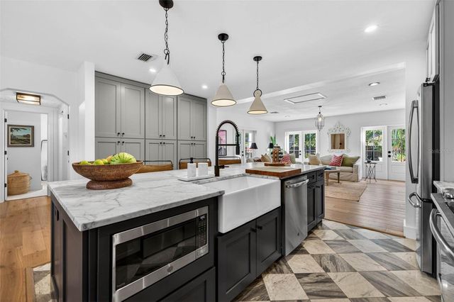 410 35TH AVENUE NE, St Petersburg, FL 33704