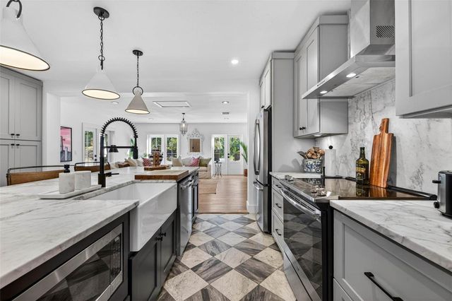 410 35TH AVENUE NE, St Petersburg, FL 33704