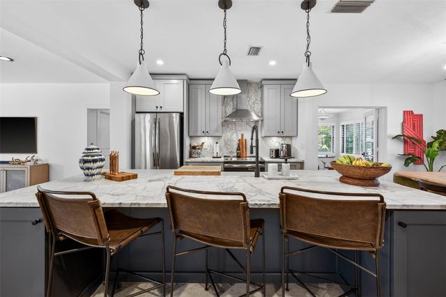 410 35TH AVENUE NE, St Petersburg, FL 33704