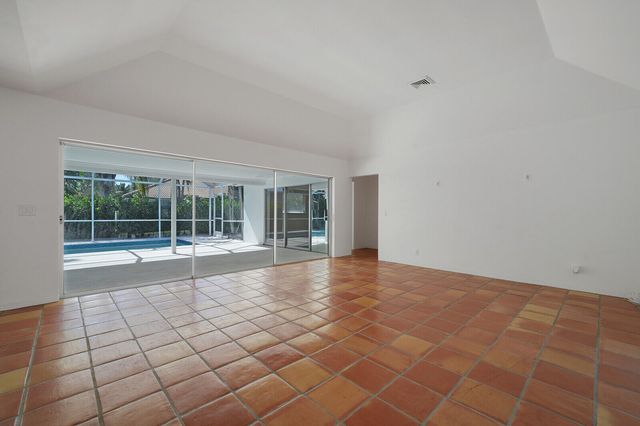 7 SE Paddock Circle, Jupiter, FL 33469