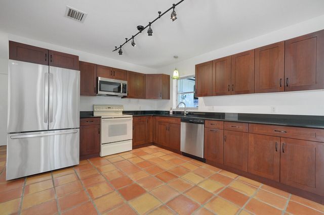 7 SE Paddock Circle, Jupiter, FL 33469