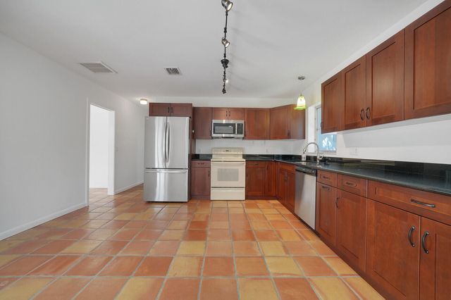 7 SE Paddock Circle, Jupiter, FL 33469
