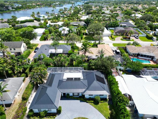 7 SE Paddock Circle, Jupiter, FL 33469