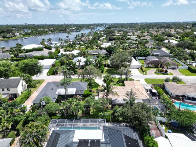 7 SE Paddock Circle, Jupiter, FL 33469
