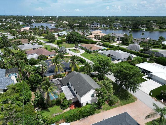 7 SE Paddock Circle, Jupiter, FL 33469