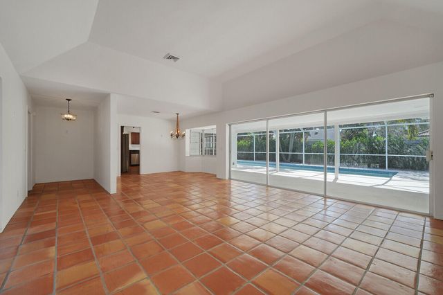 7 SE Paddock Circle, Jupiter, FL 33469