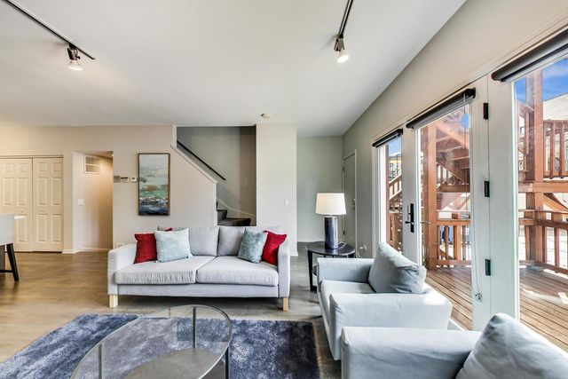 2233 W MEDILL Avenue D, Chicago, IL 60647