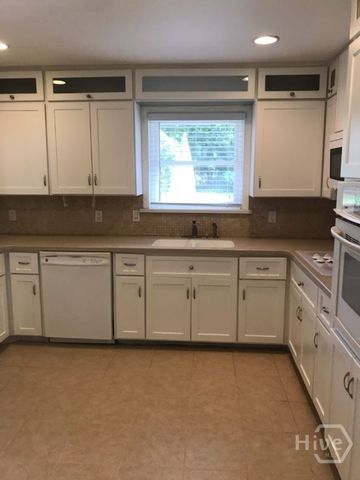 17 Piney Point Road, Savannah, GA 31410