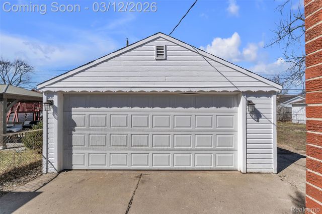 19261 Osmus Street, Livonia, MI 48152