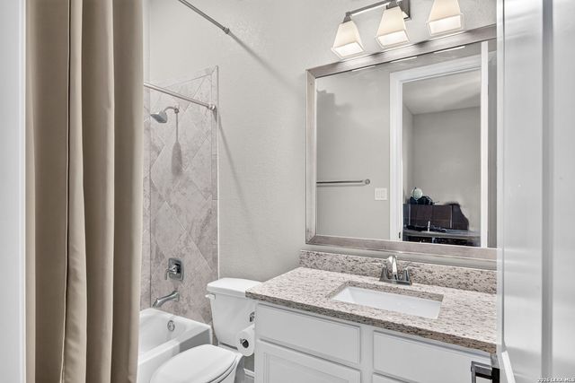 183 Lantana Path, Castroville, TX 78009