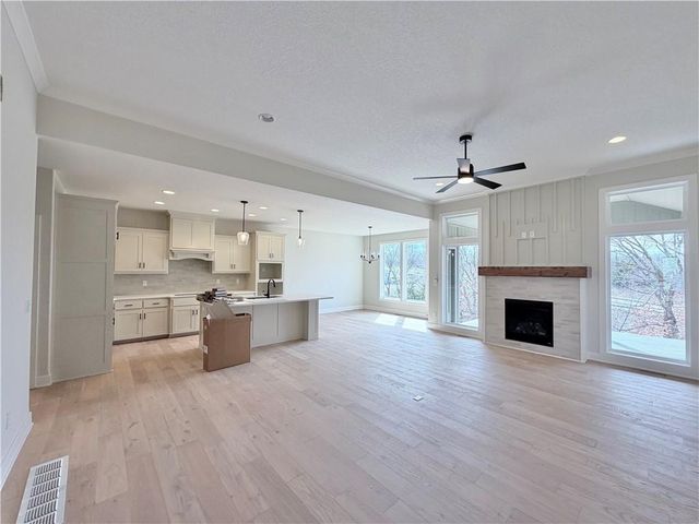 13735 NW 70th Street, Parkville, MO 64152