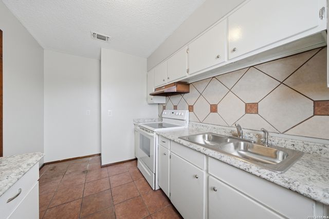 911 Vance Jackson Rd Apt 204, San Antonio, TX 78201