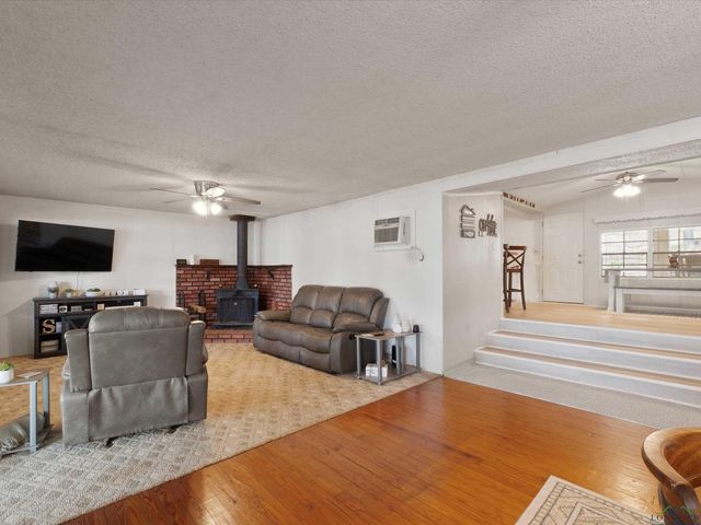 3065 E Lake, Gladewater, TX 75647