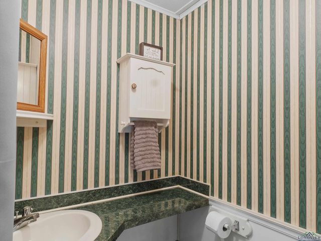 3065 E Lake, Gladewater, TX 75647