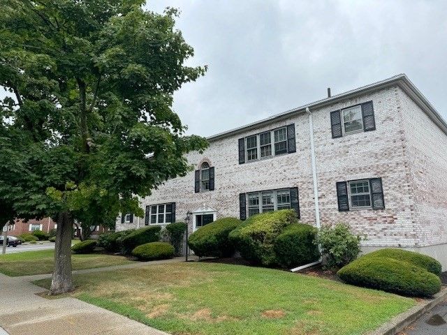 149 Lake Shore Rd 2, Boston, MA 02135