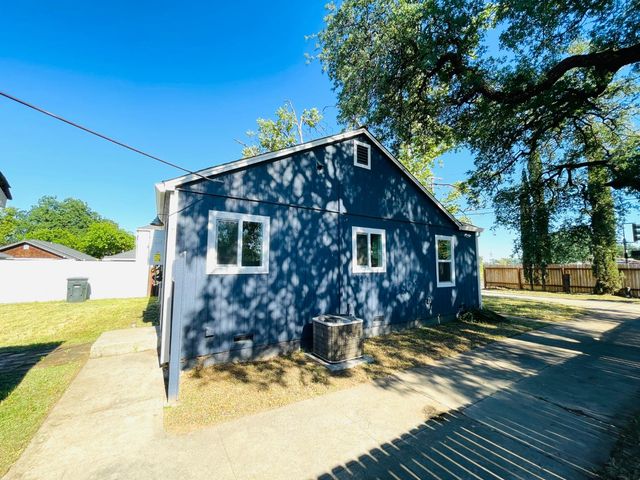 1757 Kenwood St, Sacramento, CA 95815