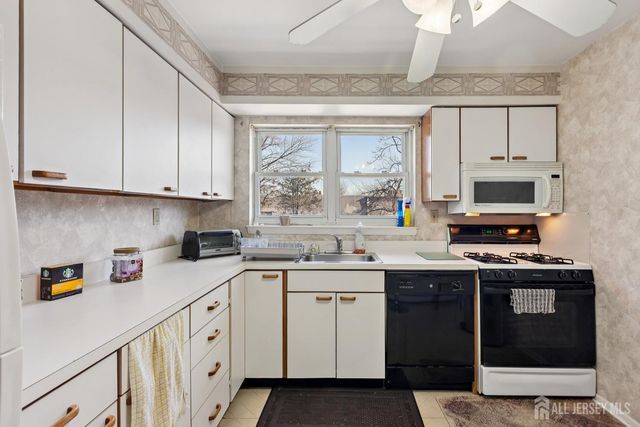 24 Woodedge Avenue A8, Edison, NJ 08817