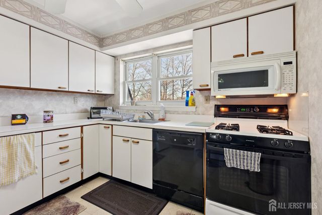 24 Woodedge Avenue A8, Edison, NJ 08817