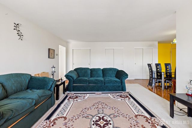 24 Woodedge Avenue A8, Edison, NJ 08817