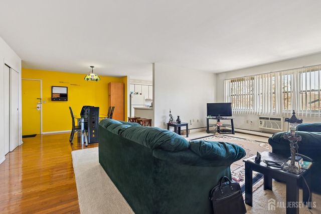 24 Woodedge Avenue A8, Edison, NJ 08817