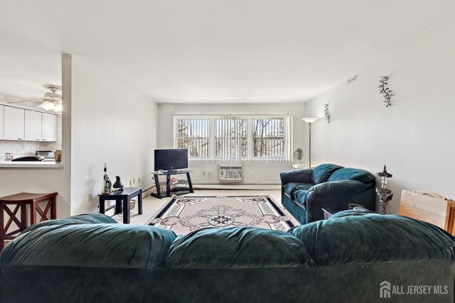 24 Woodedge Avenue A8, Edison, NJ 08817