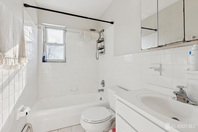 24 Woodedge Avenue A8, Edison, NJ 08817