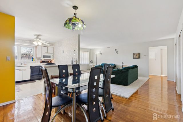 24 Woodedge Avenue A8, Edison, NJ 08817