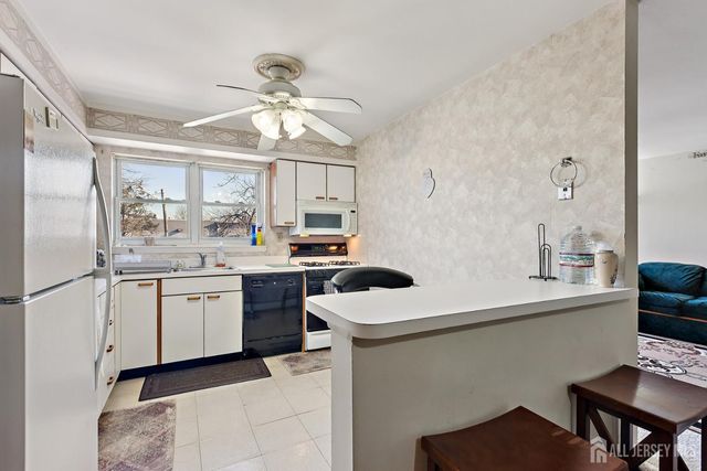 24 Woodedge Avenue A8, Edison, NJ 08817