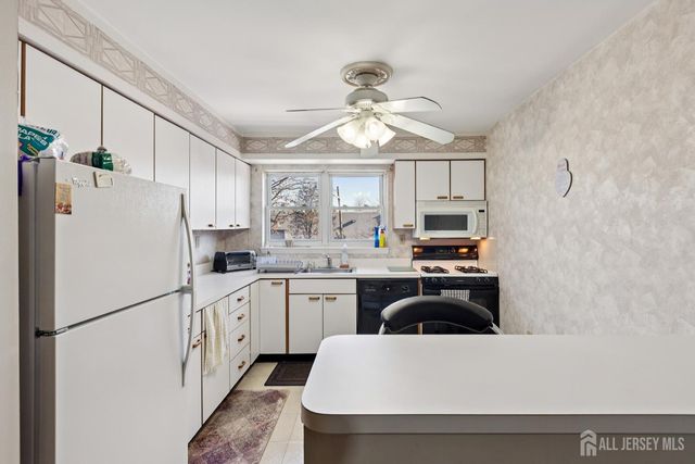 24 Woodedge Avenue A8, Edison, NJ 08817