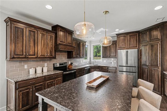 928 N Stonecrest Road, Olathe, KS 66061