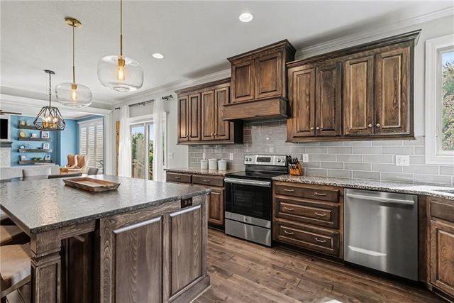 928 N Stonecrest Road, Olathe, KS 66061