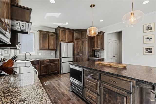 928 N Stonecrest Road, Olathe, KS 66061