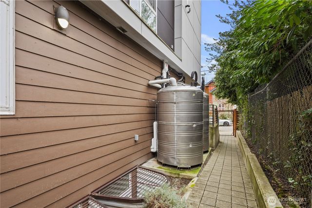 4046 8th Avenue NE, Seattle, WA 98105