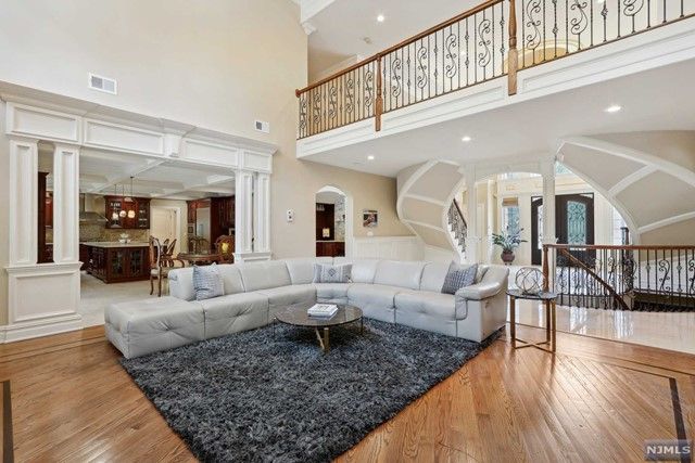 5 Sipporta Lane, Paramus, NJ 07652