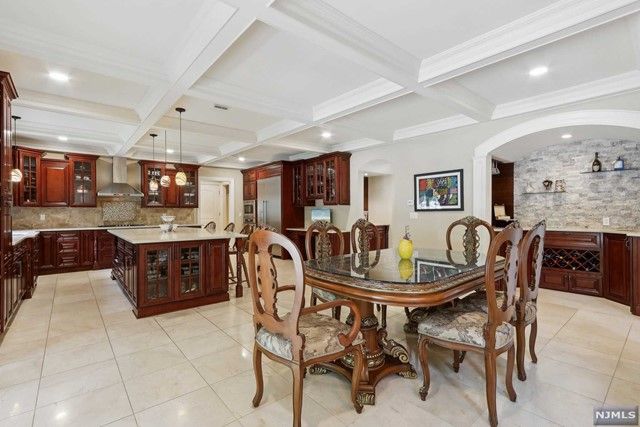 5 Sipporta Lane, Paramus, NJ 07652