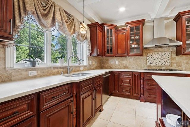 5 Sipporta Lane, Paramus, NJ 07652