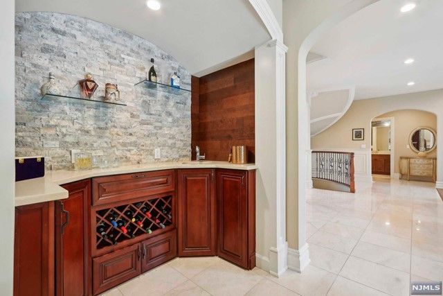 5 Sipporta Lane, Paramus, NJ 07652