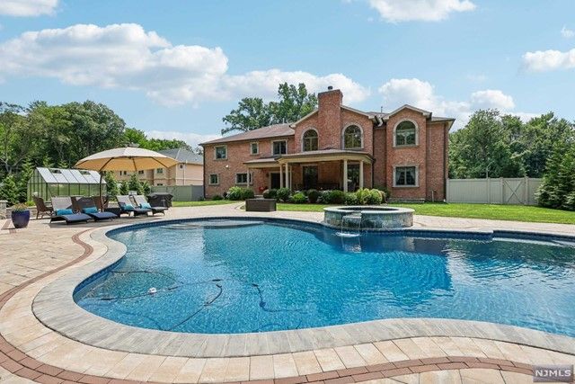 5 Sipporta Lane, Paramus, NJ 07652