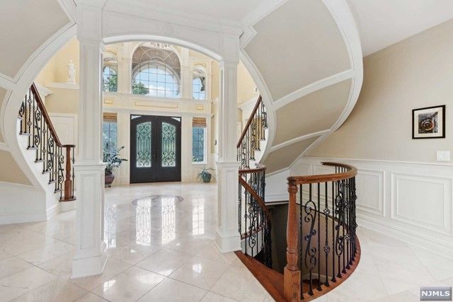 5 Sipporta Lane, Paramus, NJ 07652