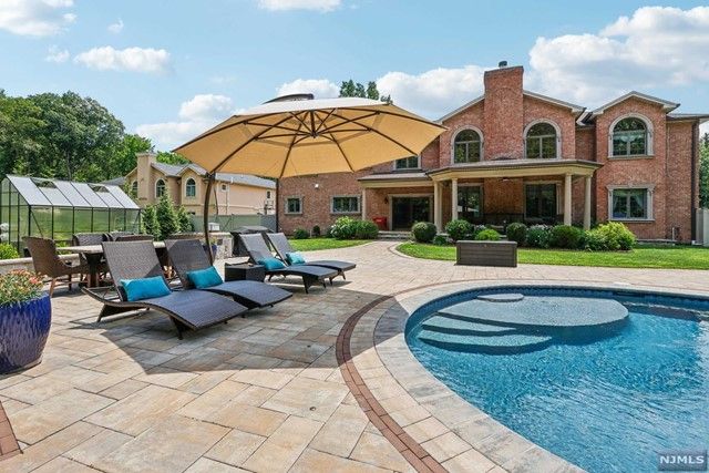 5 Sipporta Lane, Paramus, NJ 07652