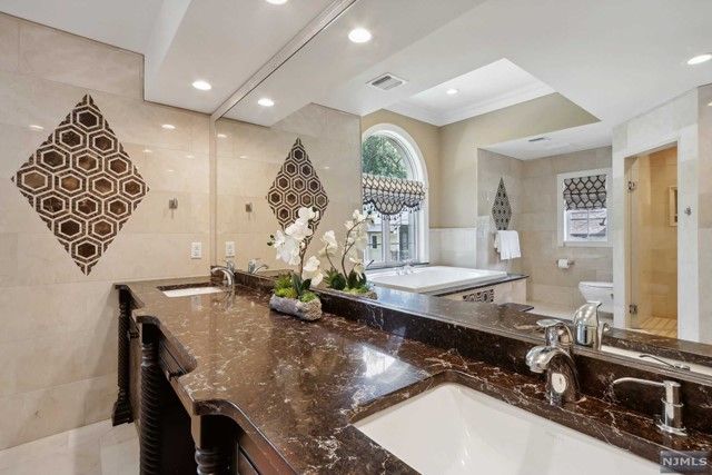 5 Sipporta Lane, Paramus, NJ 07652